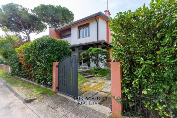 casa indipendente in vendita a Lignano Sabbiadoro in zona Pineta