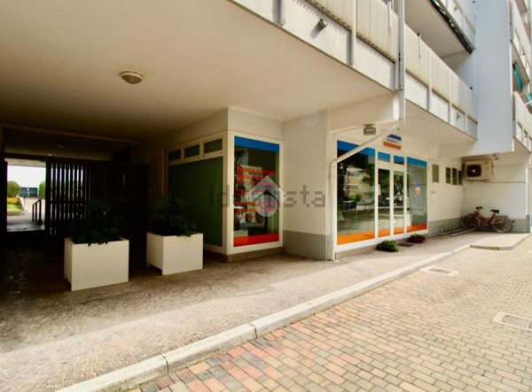 locale commerciale in vendita a Lignano Sabbiadoro