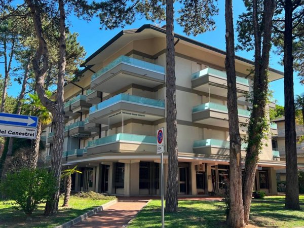 negozio in vendita a Lignano Sabbiadoro in zona Pineta