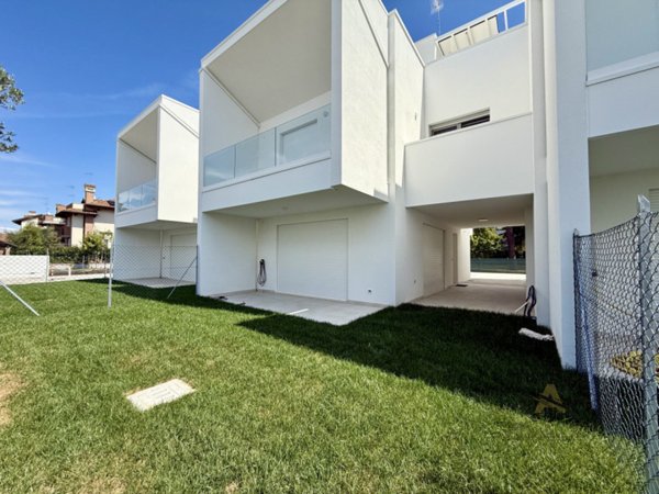 casa indipendente in vendita a Lignano Sabbiadoro in zona Pineta