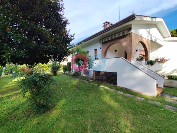 casa indipendente in vendita a Lignano Sabbiadoro in zona Riviera