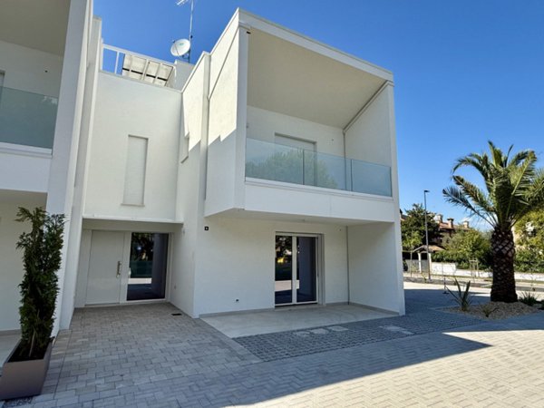 casa indipendente in vendita a Lignano Sabbiadoro in zona Pineta