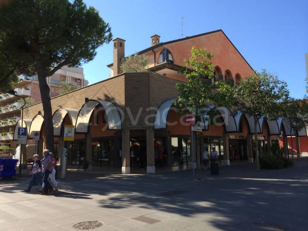 negozio in vendita a Lignano Sabbiadoro