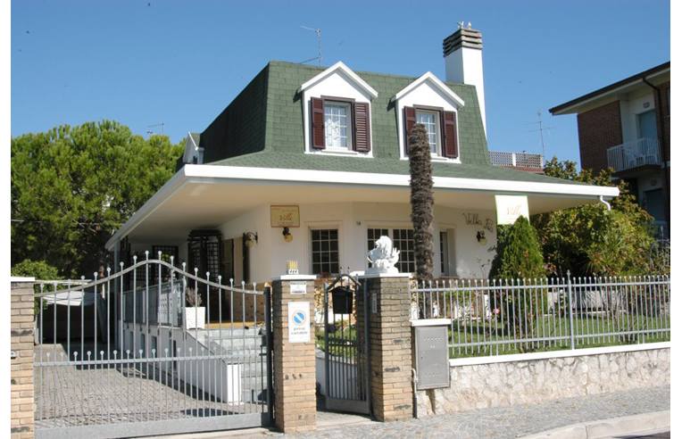 casa indipendente in vendita a Lignano Sabbiadoro in zona Pineta