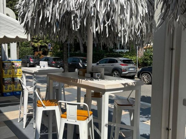 negozio in vendita a Lignano Sabbiadoro in zona Pineta