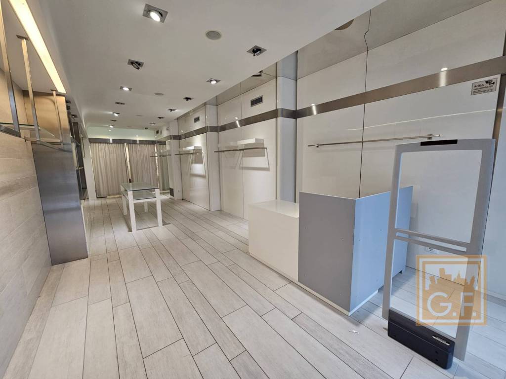 negozio in vendita a Lignano Sabbiadoro in zona Pineta