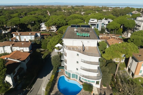 negozio in vendita a Lignano Sabbiadoro in zona Pineta