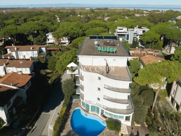 negozio in vendita a Lignano Sabbiadoro in zona Pineta