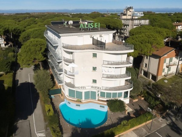 intera palazzina in vendita a Lignano Sabbiadoro in zona Pineta