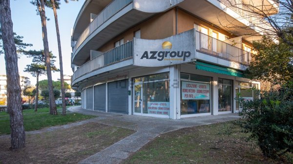 locale commerciale in vendita a Lignano Sabbiadoro in zona Pineta