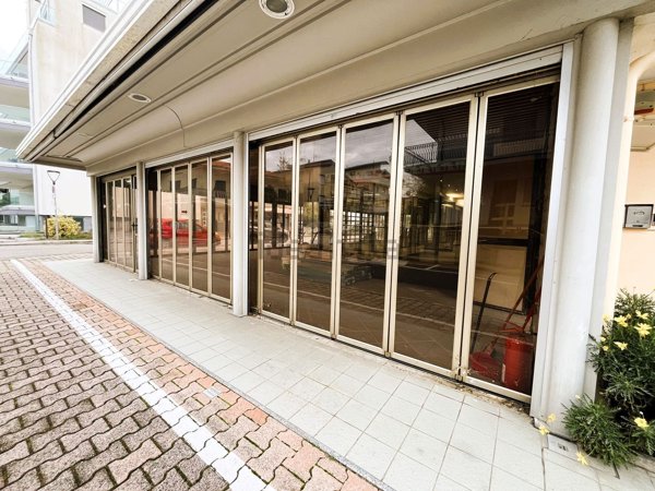 locale commerciale in vendita a Lignano Sabbiadoro