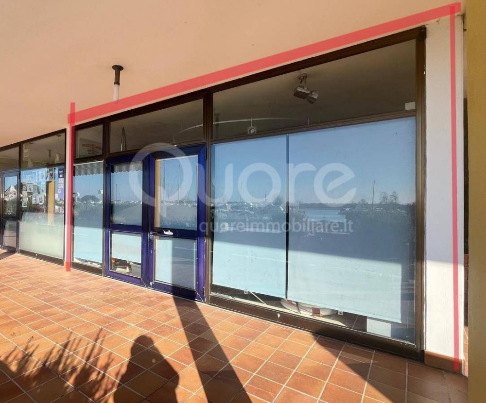 negozio in vendita a Lignano Sabbiadoro in zona Riviera
