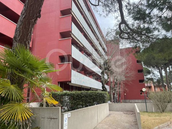 locale commerciale in vendita a Lignano Sabbiadoro in zona Riviera