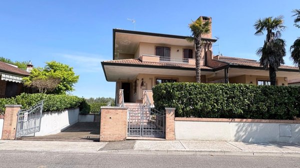 casa indipendente in vendita a Lignano Sabbiadoro in zona Riviera
