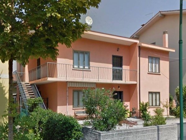 intera palazzina in vendita a Lignano Sabbiadoro in zona Pineta
