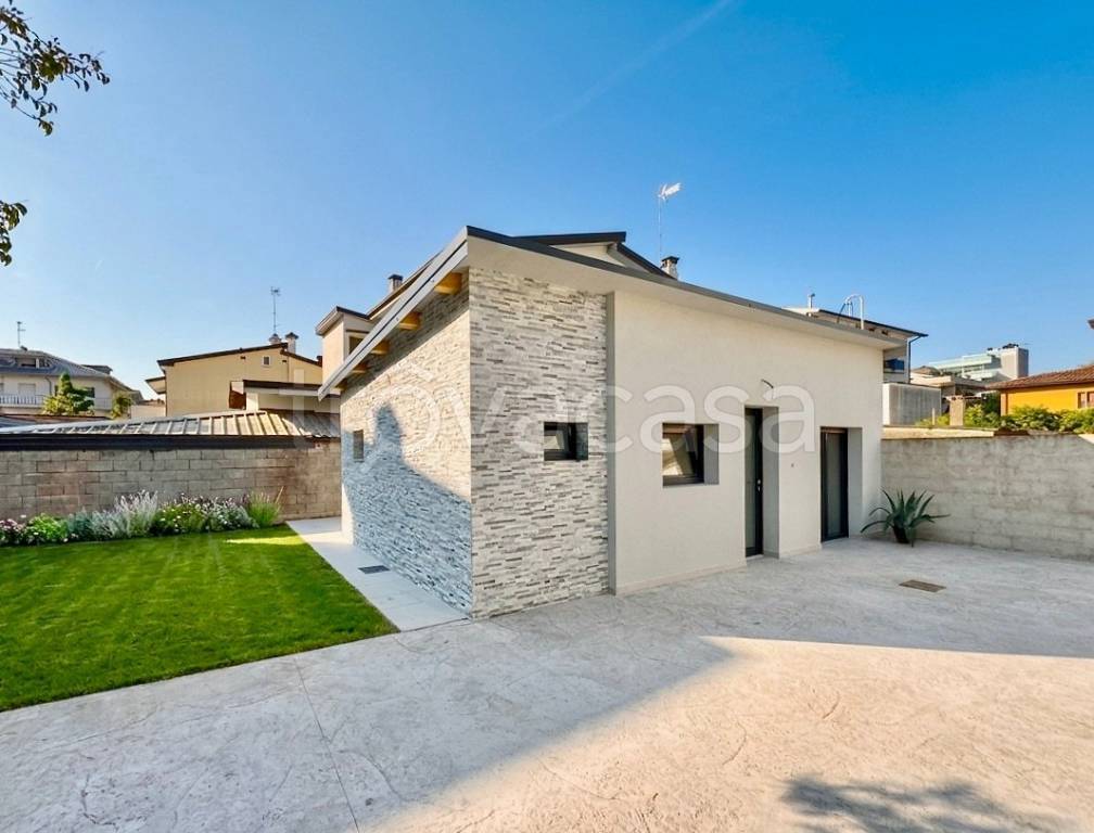 casa indipendente in vendita a Lignano Sabbiadoro