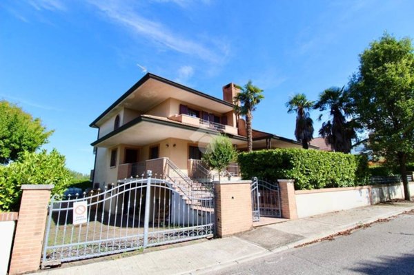 casa indipendente in vendita a Lignano Sabbiadoro in zona Riviera