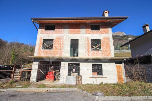 casa indipendente in vendita a Lusevera in zona Cesariis