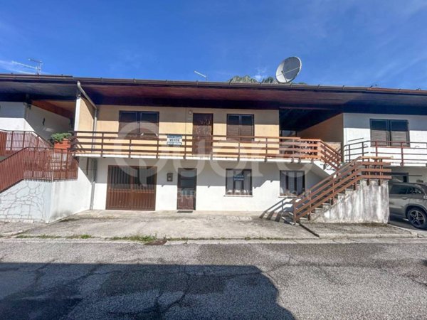 casa indipendente in vendita a Lusevera in zona Pradielis