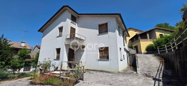 casa indipendente in vendita a Lusevera in zona Villanova