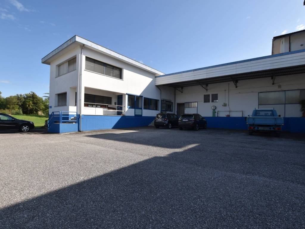 locale commerciale in vendita a Majano