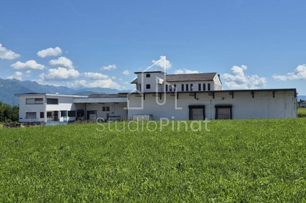 locale commerciale in vendita a Majano in zona Tiveriacco