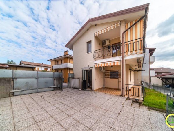 casa indipendente in vendita a Majano