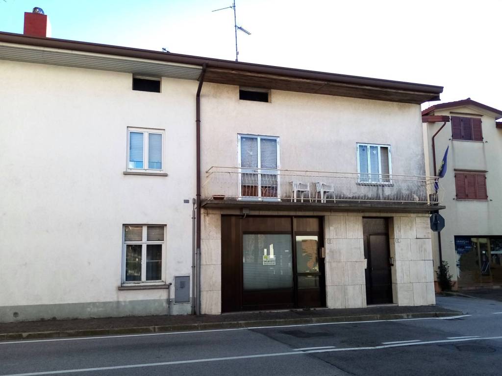locale commerciale in vendita a Majano