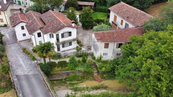 casa indipendente in vendita a Manzano in zona Case