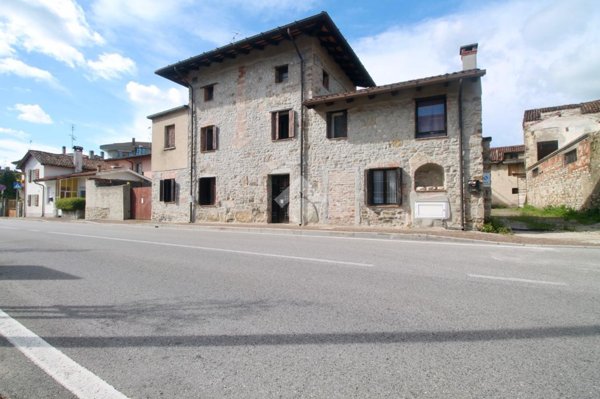 casa indipendente in vendita a Manzano