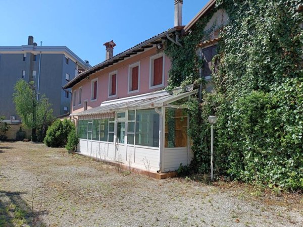 intera palazzina in vendita a Manzano