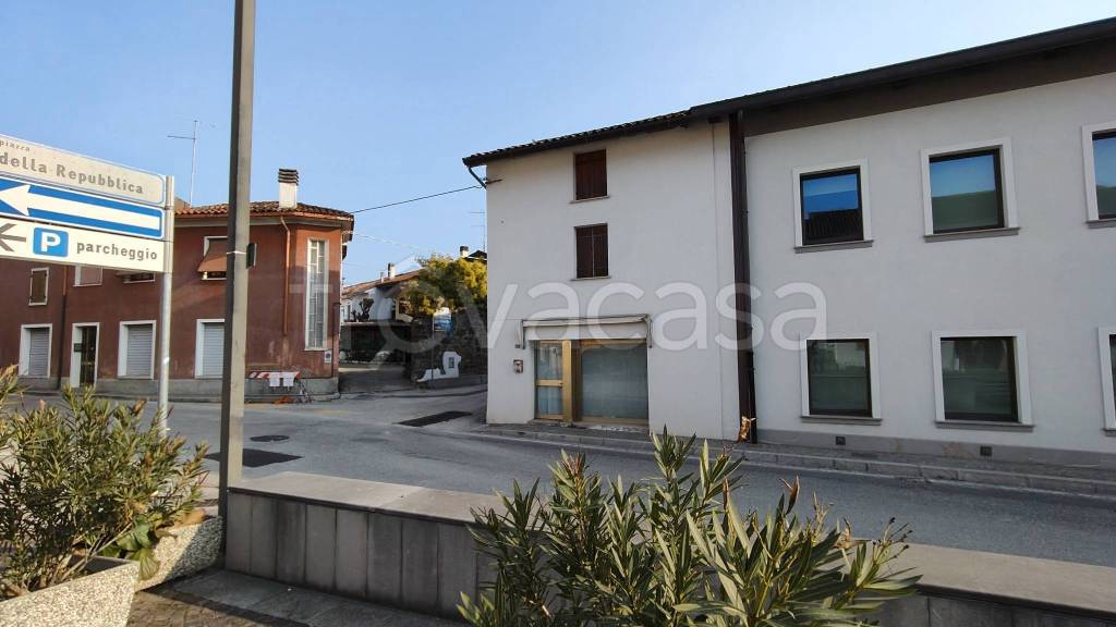 casa indipendente in vendita a Manzano