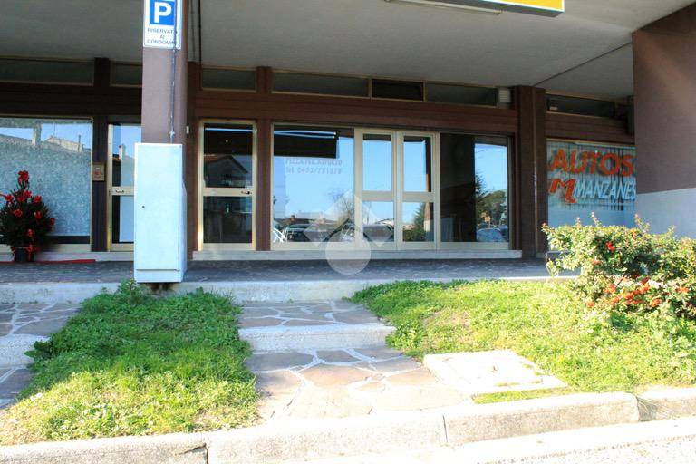 negozio in vendita a Manzano