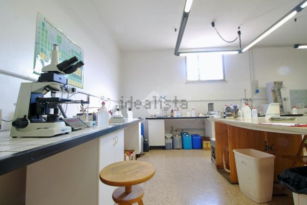 locale commerciale in vendita a Manzano