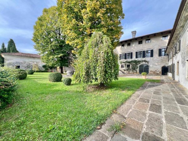 casa indipendente in vendita a Manzano