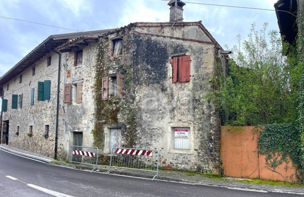 casa semindipendente in vendita a Manzano in zona Oleis