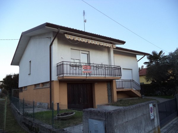 casa indipendente in vendita a Manzano in zona Manzinello