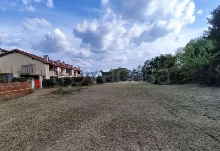terreno edificabile in vendita a Manzano