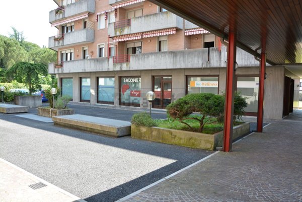 locale commerciale in vendita a Manzano