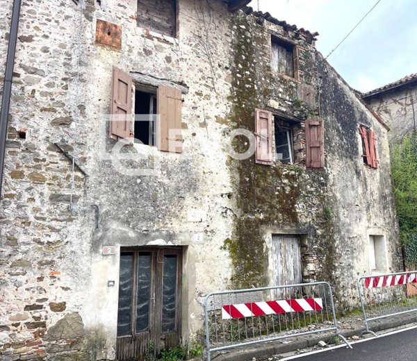 casa indipendente in vendita a Manzano in zona Oleis