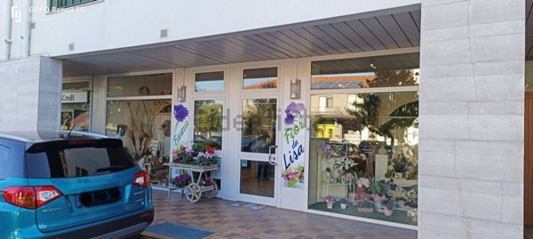 locale commerciale in vendita a Manzano
