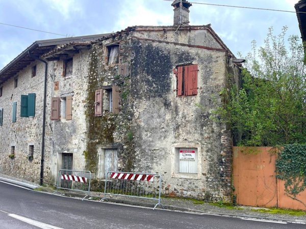 casa indipendente in vendita a Manzano in zona Oleis