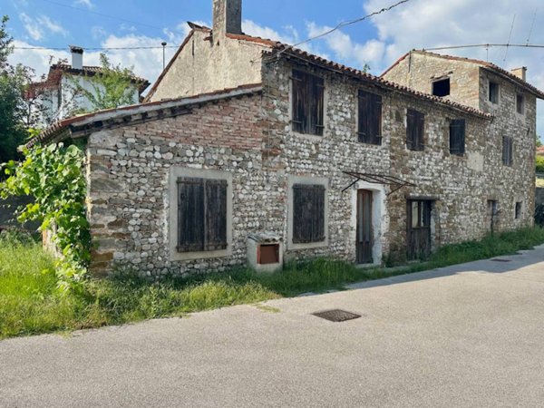 casa indipendente in vendita a Manzano