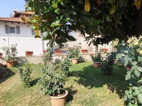 casa indipendente in vendita a Manzano in zona Oleis