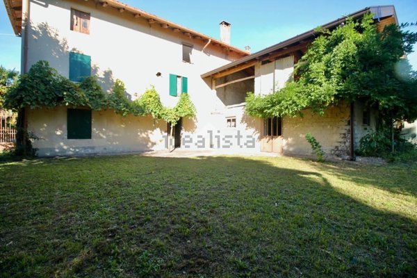 appartamento in vendita a Manzano in zona Case