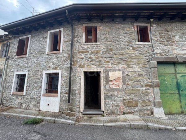casa indipendente in vendita a Manzano