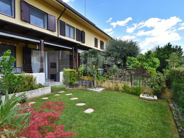 casa indipendente in vendita a Manzano