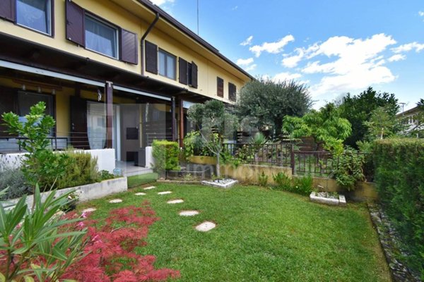 casa indipendente in vendita a Manzano