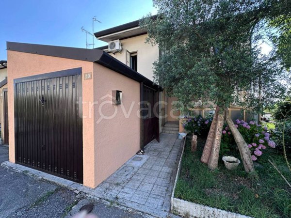 casa indipendente in vendita a Manzano in zona Oleis