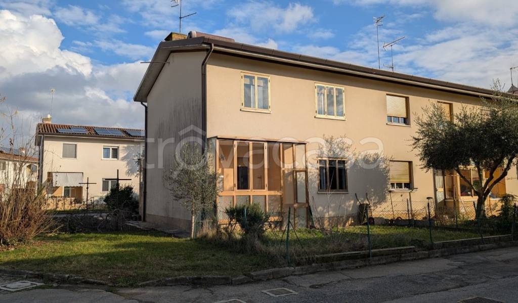 casa indipendente in vendita a Manzano in zona Oleis